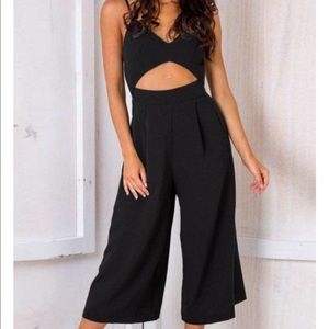 Black cut out jumpsuit! Perfect for summer! 🖤